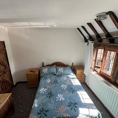 Tudor House - Double Room - Shared Bathroom Goff's Oak 외부 사진