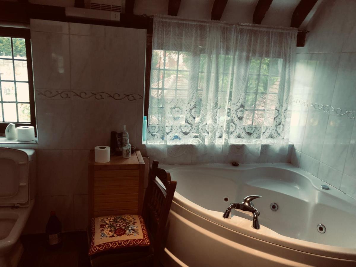 Tudor House - Double Room - Shared Bathroom Goff's Oak 외부 사진