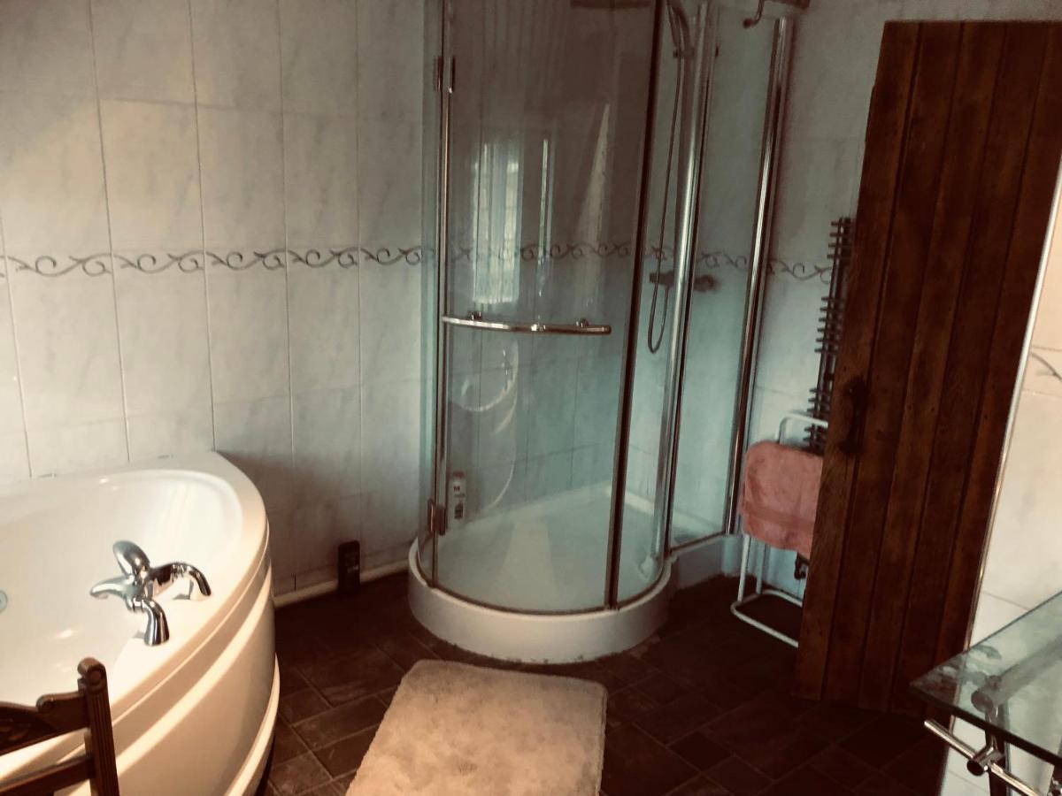Tudor House - Double Room - Shared Bathroom Goff's Oak 외부 사진
