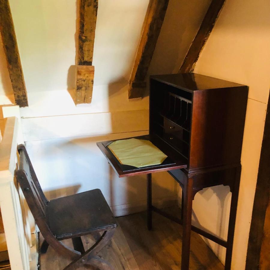 Tudor House - Double Room - Shared Bathroom Goff's Oak 외부 사진