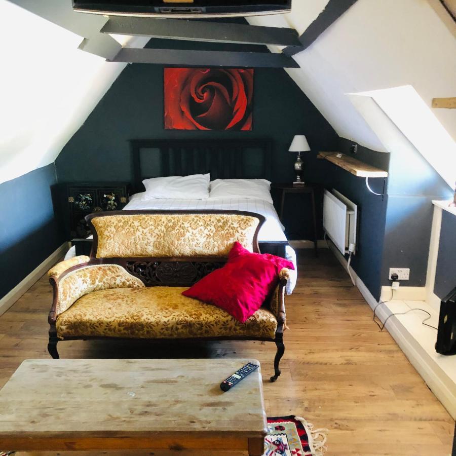 Tudor House - Double Room - Shared Bathroom Goff's Oak 외부 사진