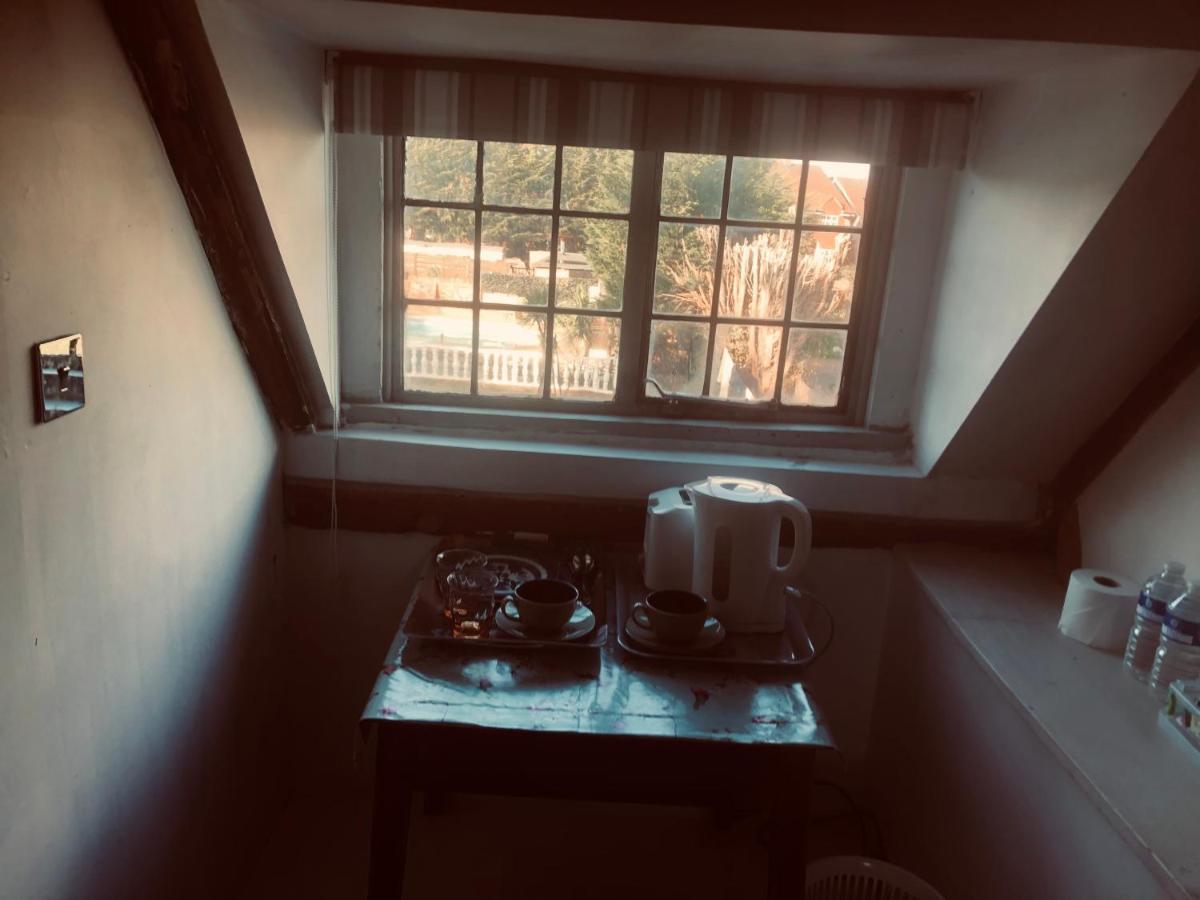 Tudor House - Double Room - Shared Bathroom Goff's Oak 외부 사진