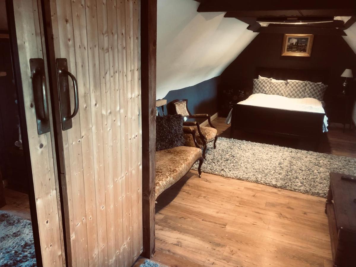 Tudor House - Double Room - Shared Bathroom Goff's Oak 외부 사진