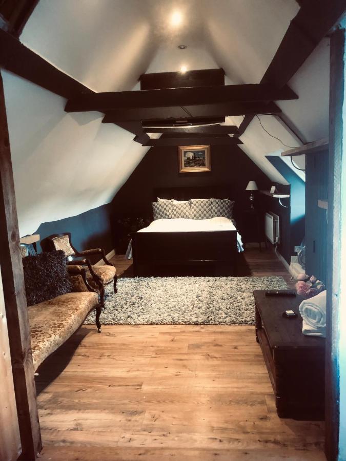 Tudor House - Double Room - Shared Bathroom Goff's Oak 외부 사진