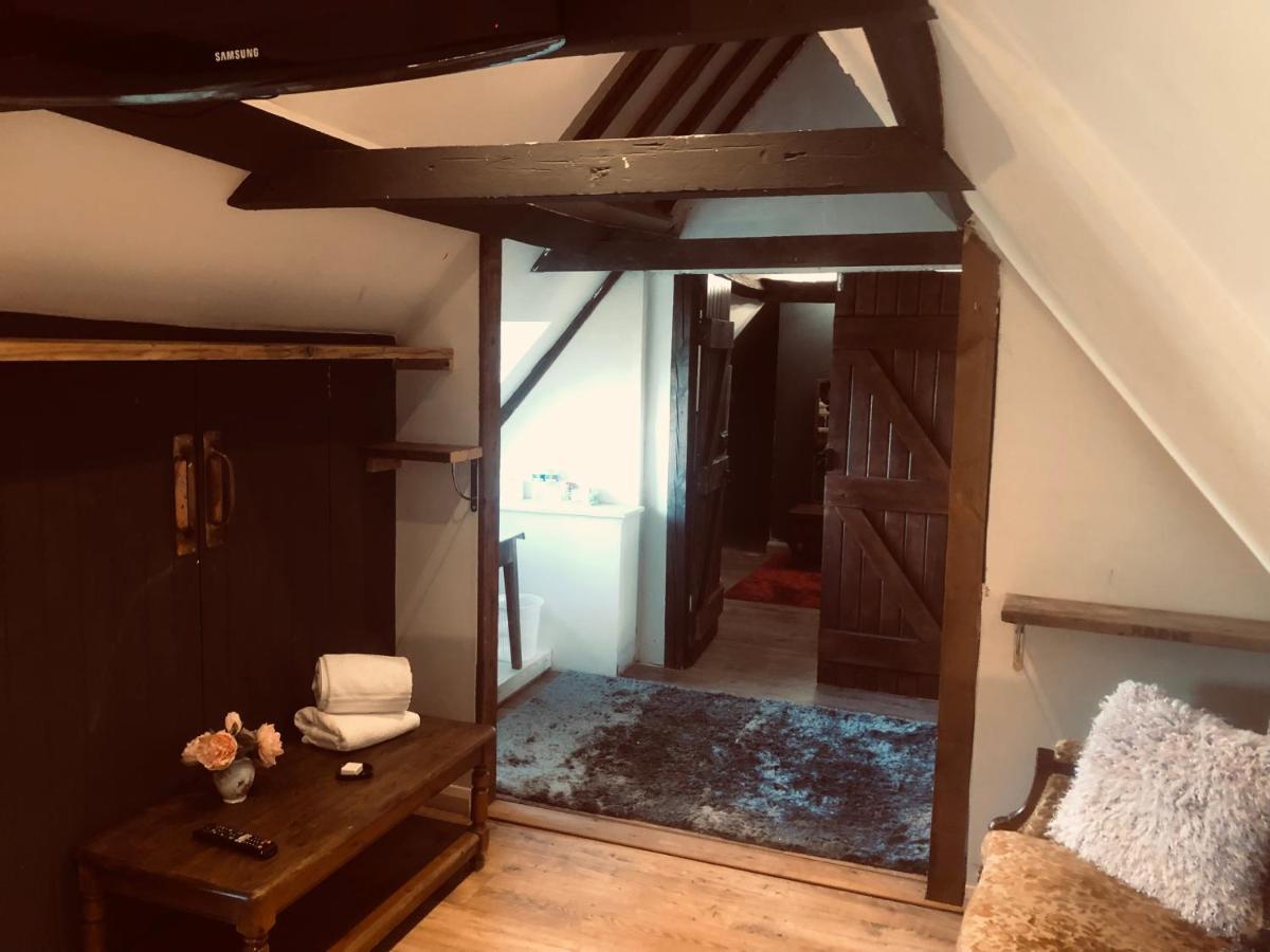 Tudor House - Double Room - Shared Bathroom Goff's Oak 외부 사진