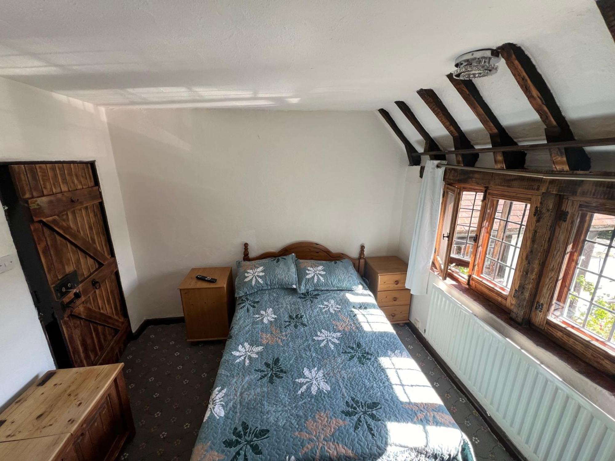 Tudor House - Double Room - Shared Bathroom Goff's Oak 외부 사진